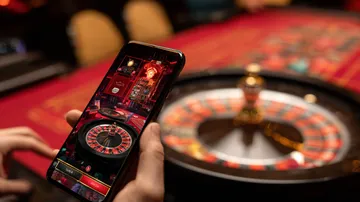 উৎসবের মুহূর্তে ঐতিহ্যবাহী পোশাক পরা এক আনন্দিত নারী তার স্মার্টফোন ব্যবহার করছেন, যা দেখায় 4777BE5 অ্যাপ কীভাবে দৈনন্দিন জীবনের সঙ্গে সহজে মানিয়ে যায়।