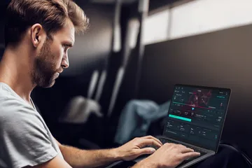 4777BE5 Live Casino — Join thrilling real-dealer tables A professional dealer in a tuxedo greeting players at the roulette table, symbolizing the authentic live casino feel at 4777BE5.